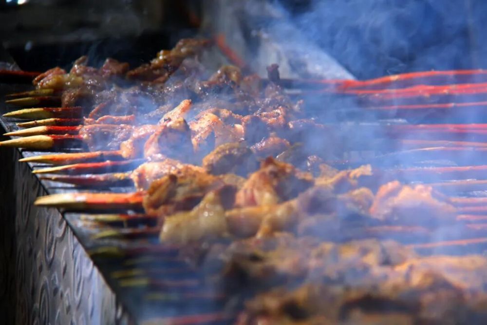 新疆烤肉。李靖海 摄