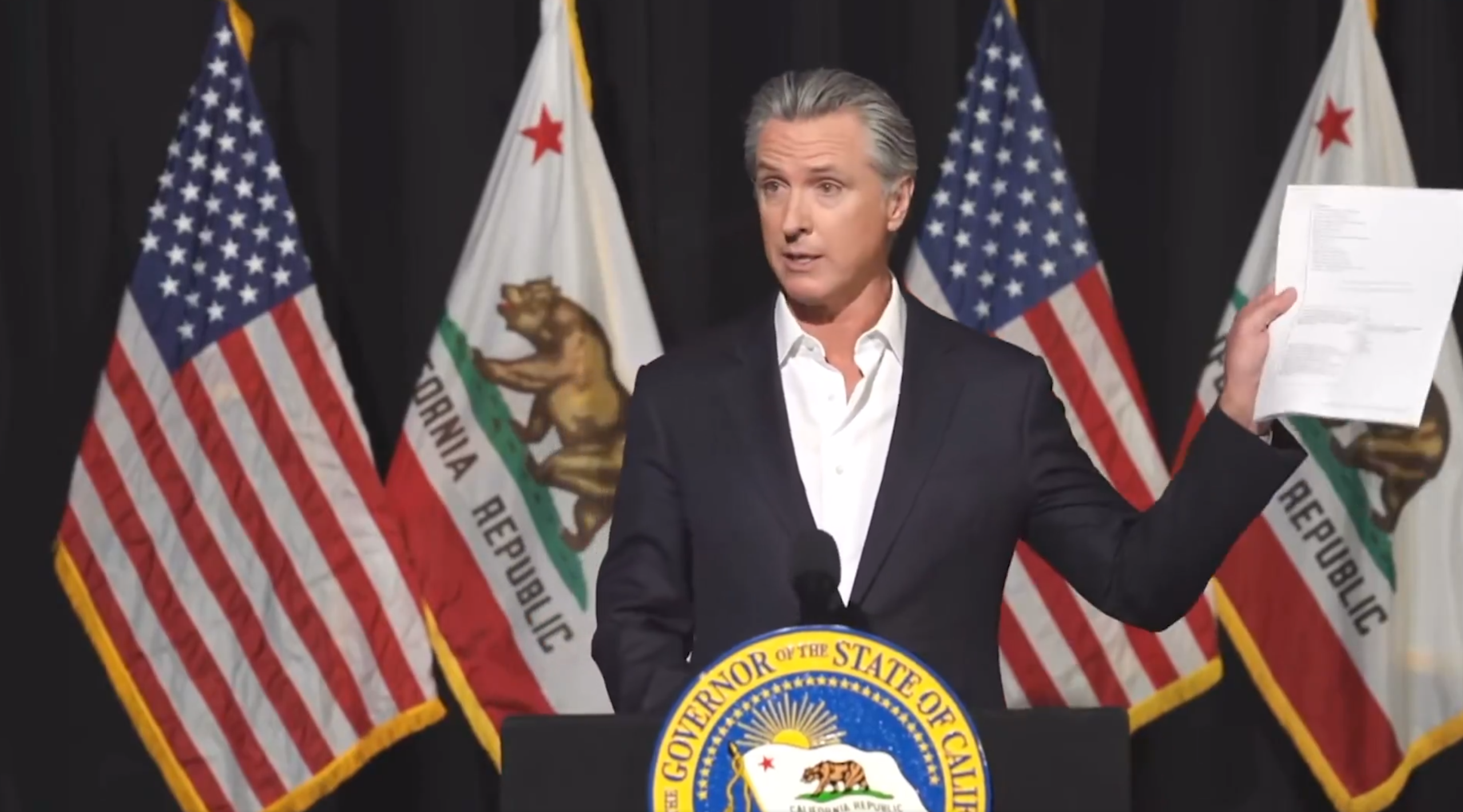 纽森手持法律文件警告美政府,若向旧金山“派兵”,将在“一纳秒内”提起诉讼。图为纽森X官方账号发布的视频截图