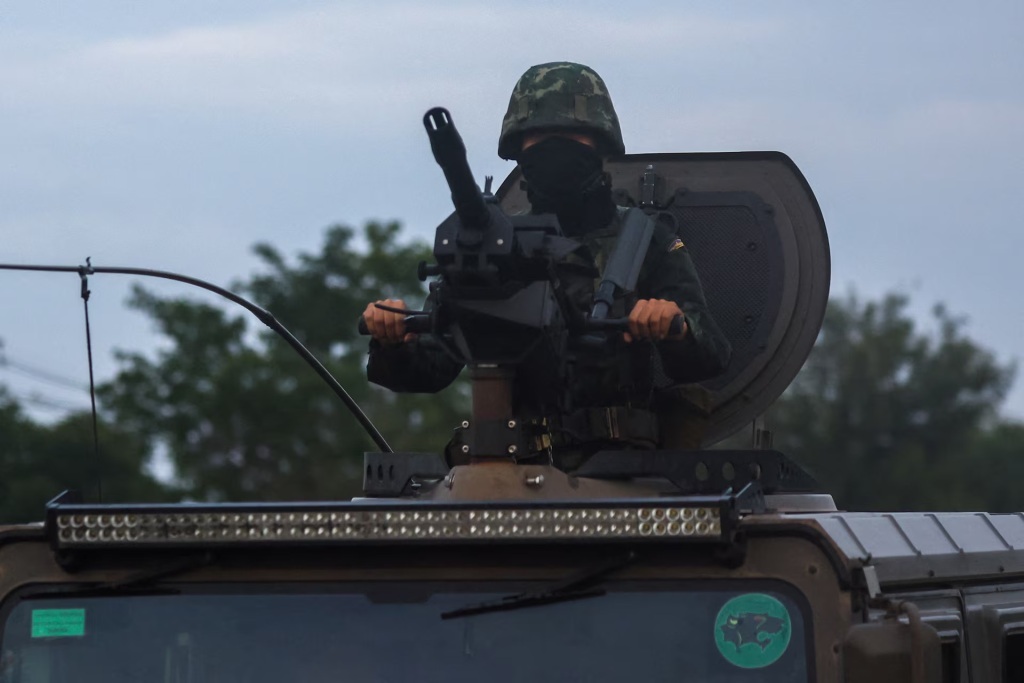 7月25日,泰国武里南府,一名士兵乘坐军车。