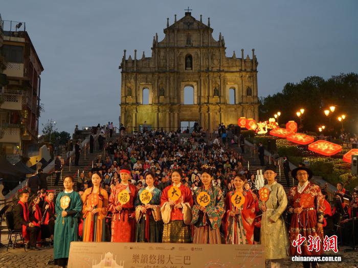 2025年2月12日，澳门中乐团当晚在大三巴牌坊前举行“乐韵悠扬大三巴”元宵节音乐会，演奏多首配合节日气氛的经典曲目与流行音乐。图为音乐会中的汉服展示环节。　中新社记者 郑嘉伟 摄