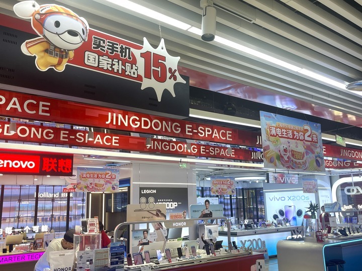 以学生为主力客群的3C数码产品销售近期增长强劲，国家补贴给消费者带来更多实惠。新华社记者张梦洁摄
