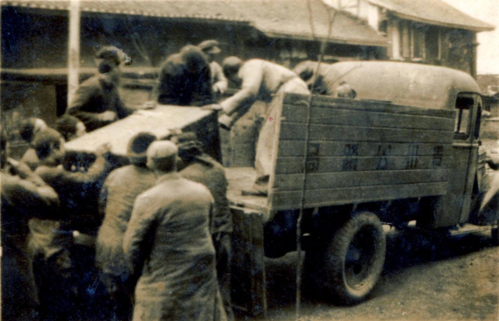 南迁的故宫文物在贵州被卡车运送的场景