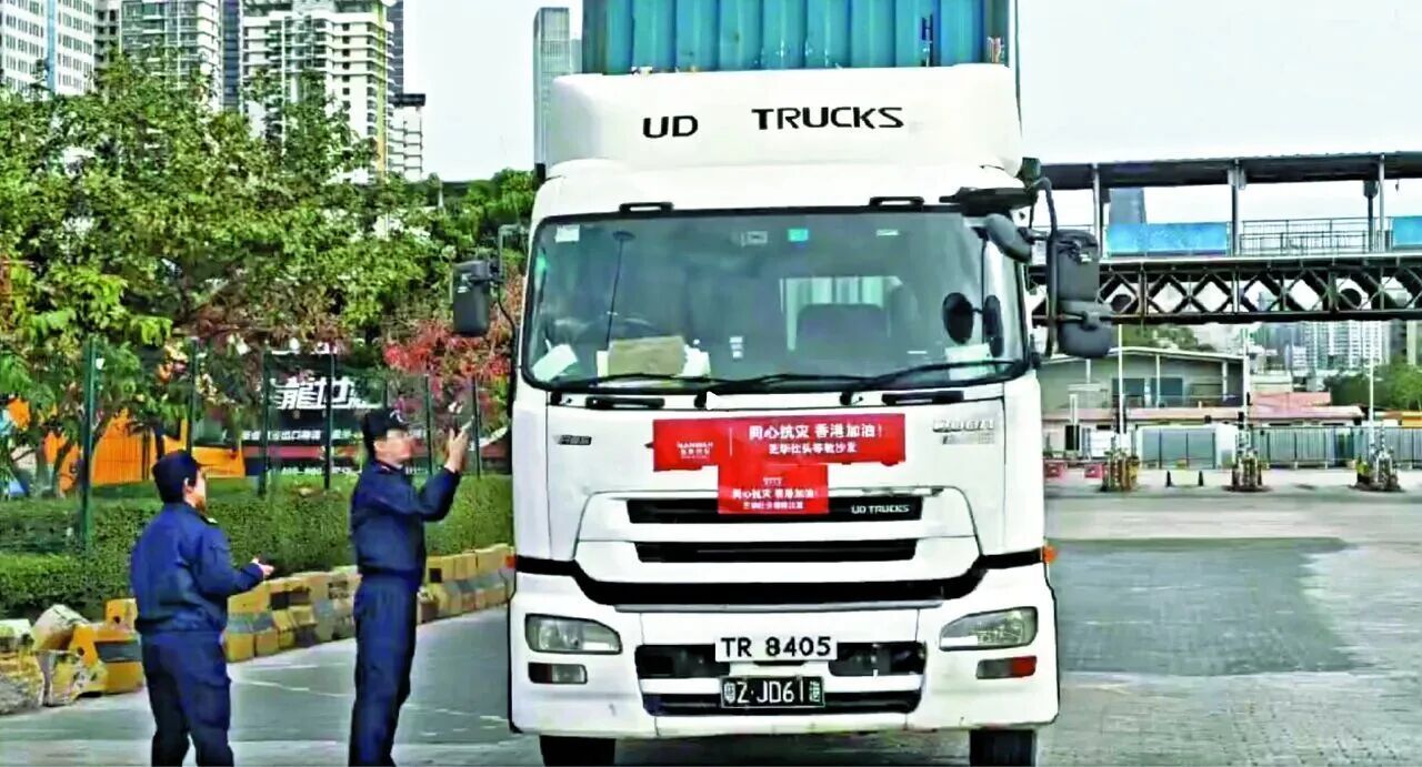 皇岗海关开通“绿色通道”,确保援港物资通关“零延时”。