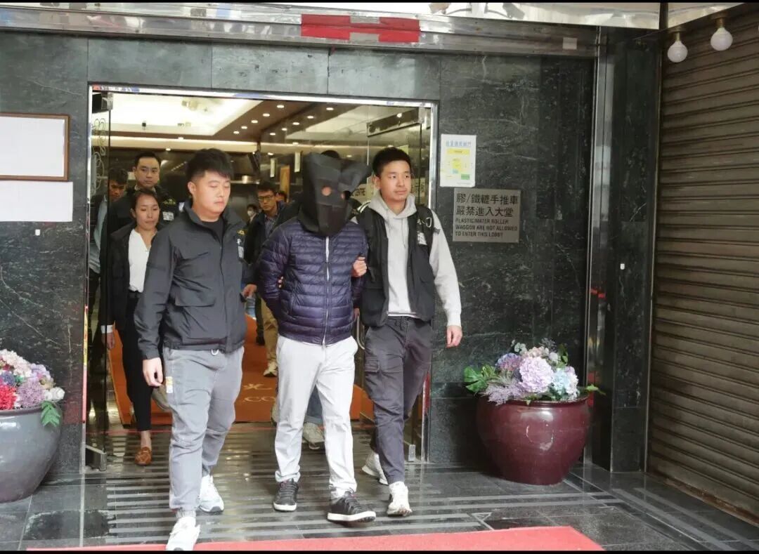 香港警方分别拘捕三名建筑工程公司男负责人/图源:北京新闻