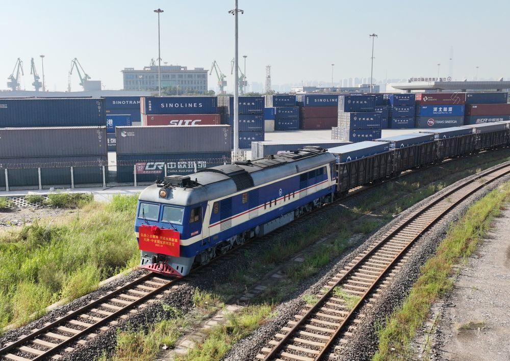 2025年10月13日拍摄的天津-中亚图定班列首发现场（无人机照片）。新华社记者 李然 摄