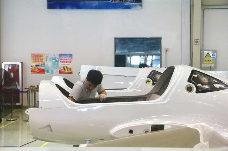 祁晨昊在机身内进行装配。中青报&middot;中青网记者 王海涵/摄