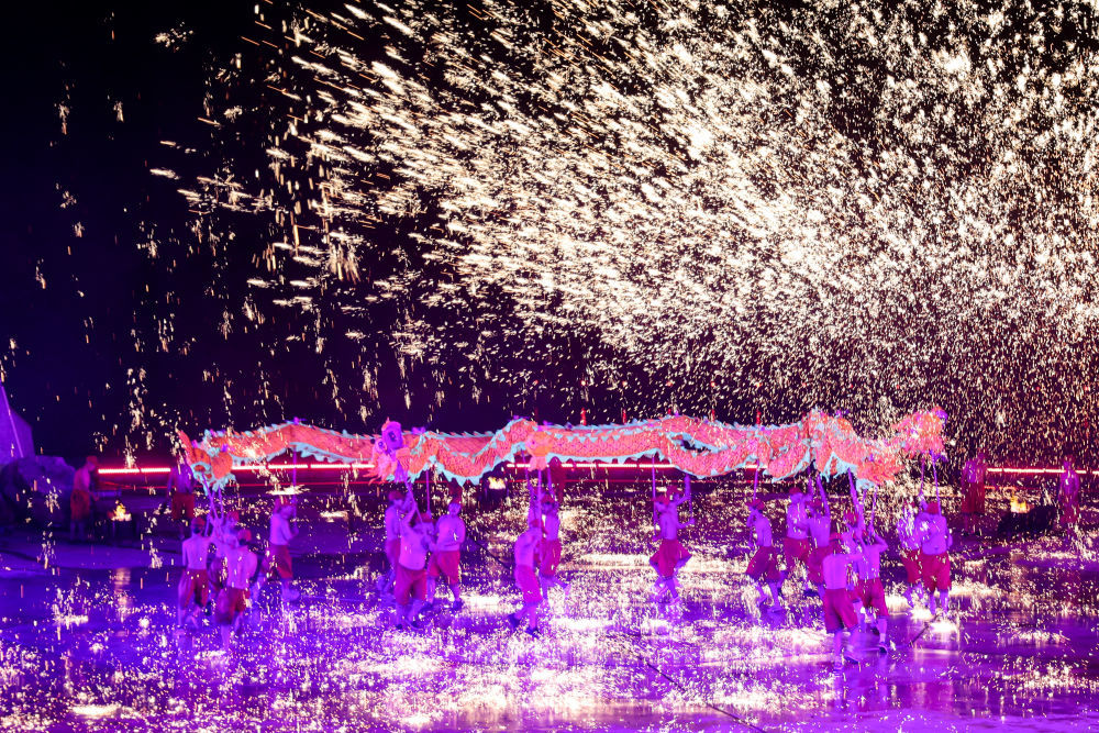 这是12月6日在铜梁区玄天湖龙舞广场拍摄的《追梦&middot;铜梁龙》演出现场。《追梦&middot;铜梁龙》融合水云龙、荷花龙、铁花火龙等多样龙舞。