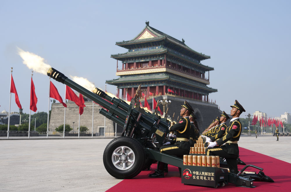 2025年9月3日,纪念中国人民抗日战争暨世界反法西斯战争胜利80周年大会在北京隆重举行。这是礼炮在天安门广场鸣响。新华社记者 牟宇 摄