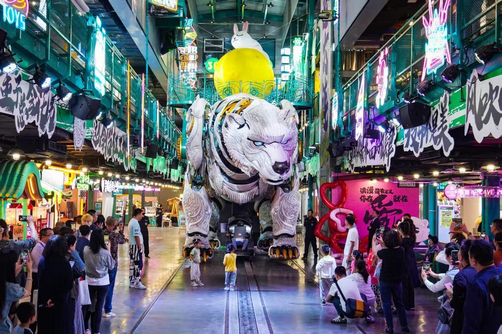 大连熊洞街仿生机甲“巨熊北北”人气十足。新华社发