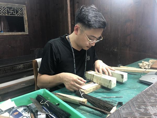 吕坚学习婺州传统民居营造技艺（东阳卢宅营造技艺）。受访者供图