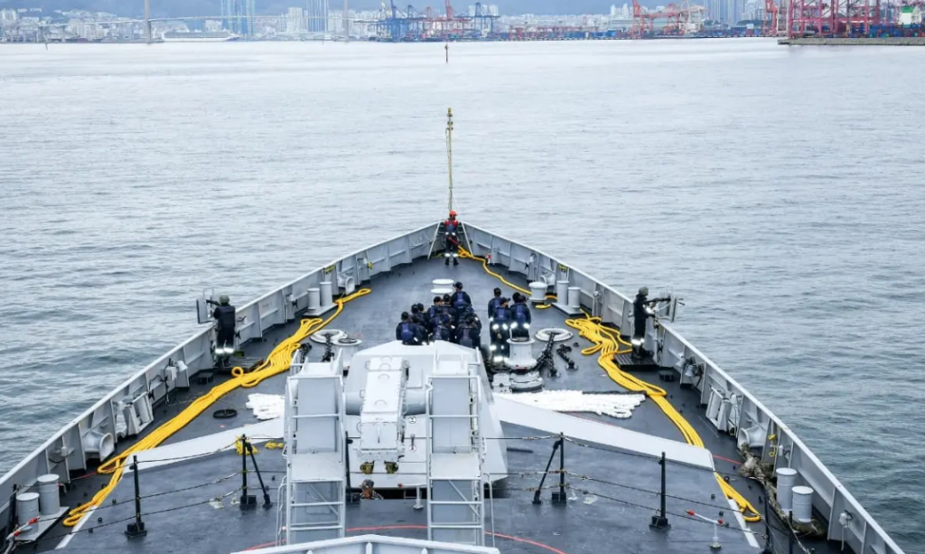 “萨亚德里”号护卫舰抵达韩国。