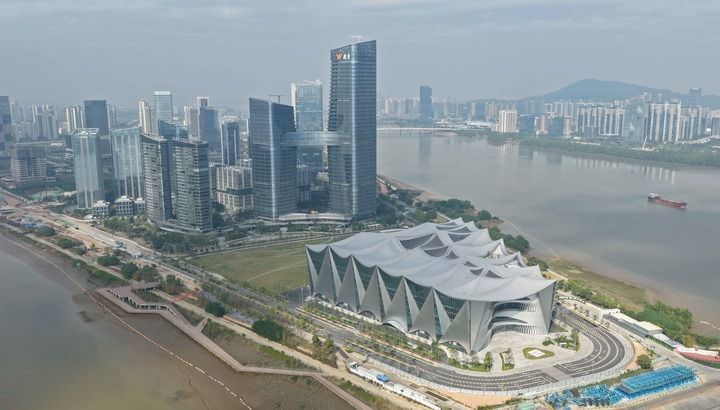 这是2025年12月11日拍摄的位于广州市南沙区明珠湾灵山岛尖的大湾区科学会堂（无人机照片）。新华社记者 邓华 摄