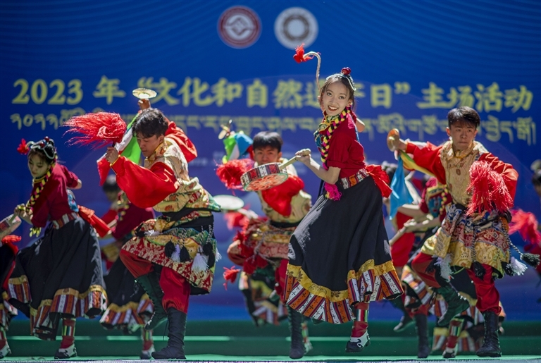 西藏大学艺术学院的演员在表演非遗舞蹈东洛热巴。 新华社记者 姜帆 摄