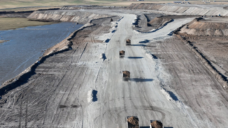 徐工无人电动矿卡行驶在内蒙古华能伊敏露天矿区。受访对象供图