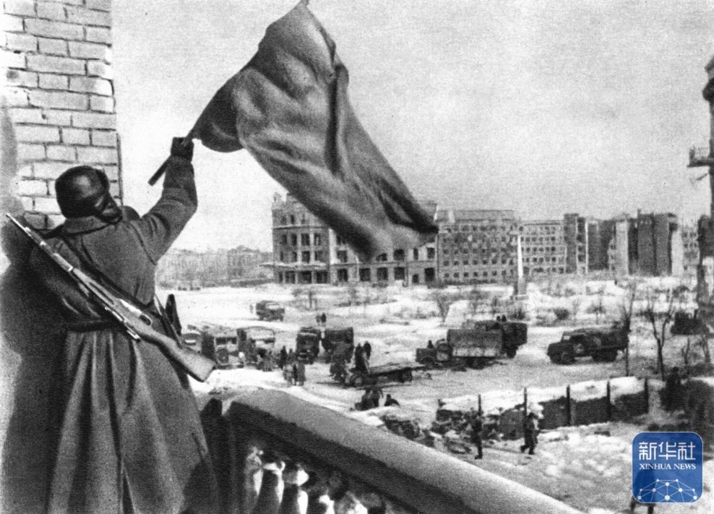 在欧洲战场,苏联红军以坚韧意志锻造钢铁洪流,碾碎了纳粹侵略者的野心,解放了被德国法西斯奴役的人民,书写了苏联伟大卫国战争胜利的壮丽史诗。这是1943年2月2日,苏联红军解放斯大林格勒。