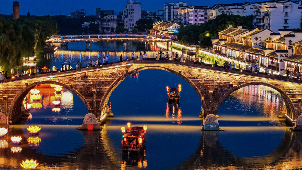 这是10月2日在塘栖古镇拍摄的运河夜景(无人机照片)。新华社记者 徐昱 摄