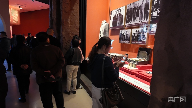 游客在展柜前驻足(央广网记者 苏睿楠 摄)