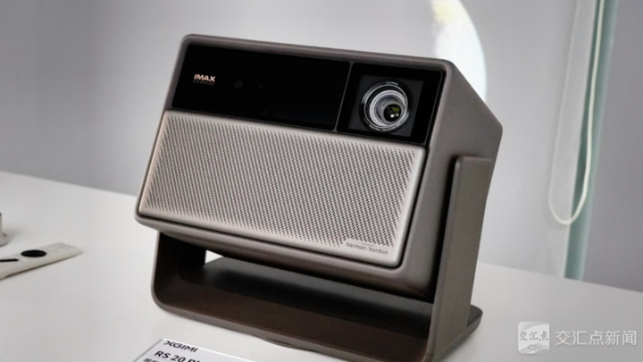 极米光电的家用智能投影产品