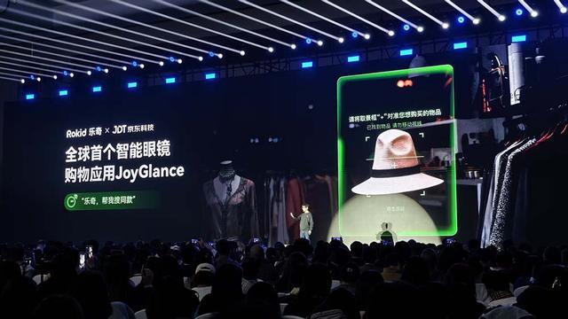 1500万次使用!日均佩戴8小时,同比增长800%,AI眼镜迎来“iPhone时刻”