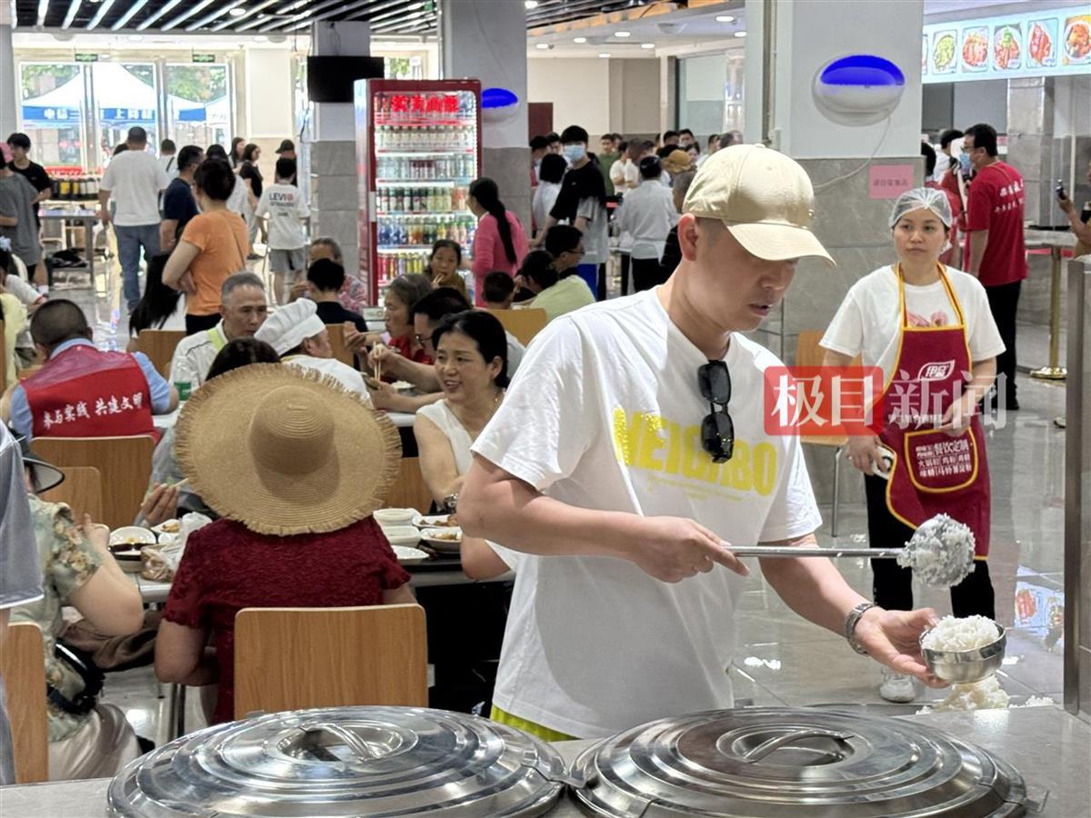 食堂内游客正在就餐