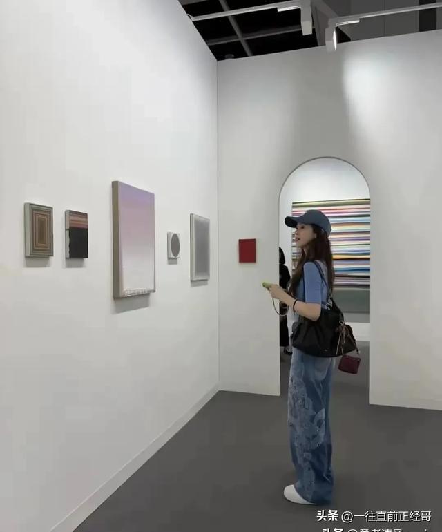 31岁章泽天现身香港画展,三胎妈妈根本没有变化,依然美丽动人!