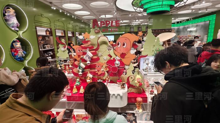 2025年12月23日，泡泡玛特旗舰店内，“圣诞礼物”主题盲盒潮玩吸引消费者。