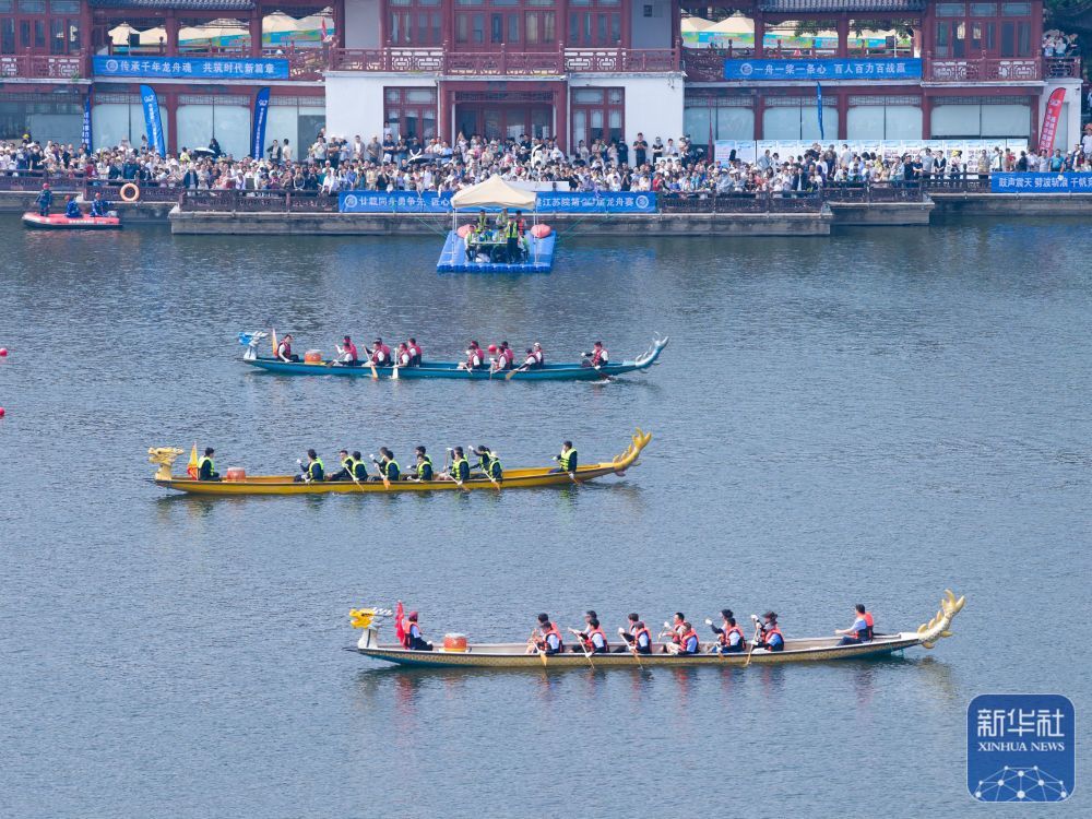 ↑ 5月24日，龙舟队在江苏省南京市莫愁湖公园参加比赛（无人机照片）。新华社发（杨素平摄）