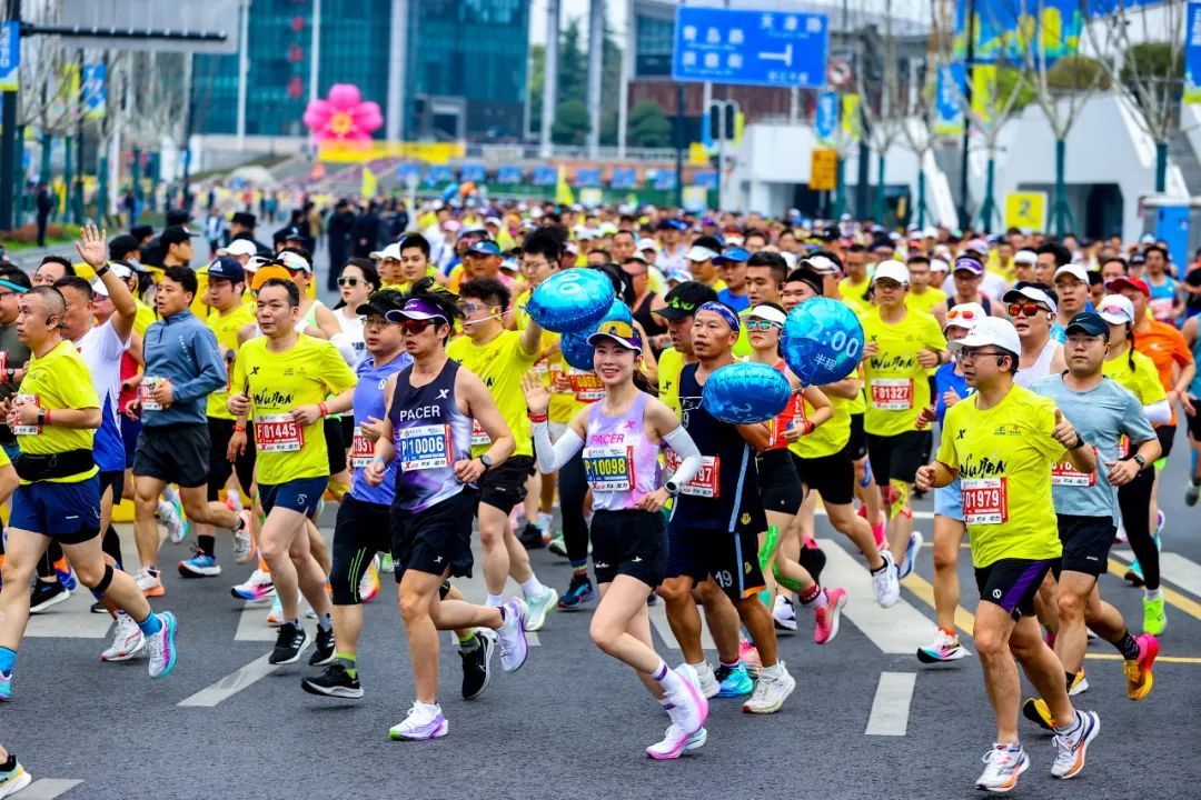 △2025年3月23日，武汉马拉松鸣枪起跑。中新社记者 张畅 摄