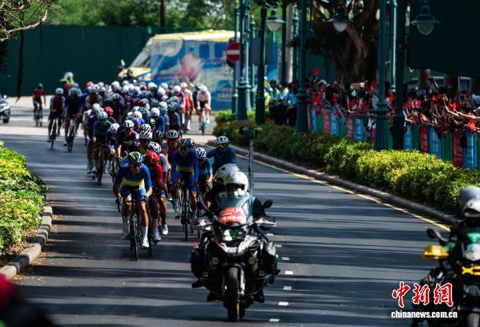 11月8日，第十五届全国运动会(十五运会)公路自行车男子个人赛举行，这是本届全运会唯一一项跨越粤港澳三地的比赛项目。图为选手们途经位于香港迪士尼乐园度假区幻想道的赛道。　中新社记者 侯宇 摄