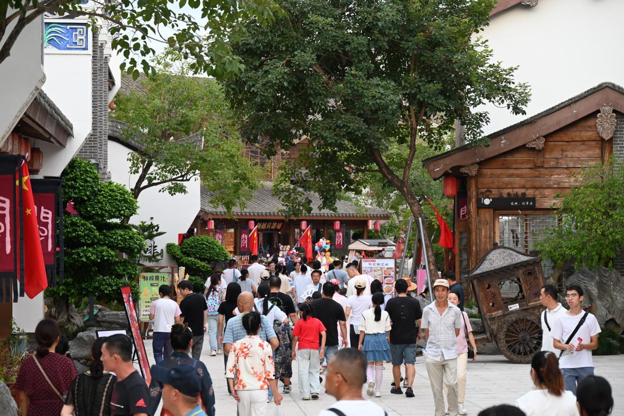 位于闽侯县的闽越水镇,经常游人如织。程恩慧摄