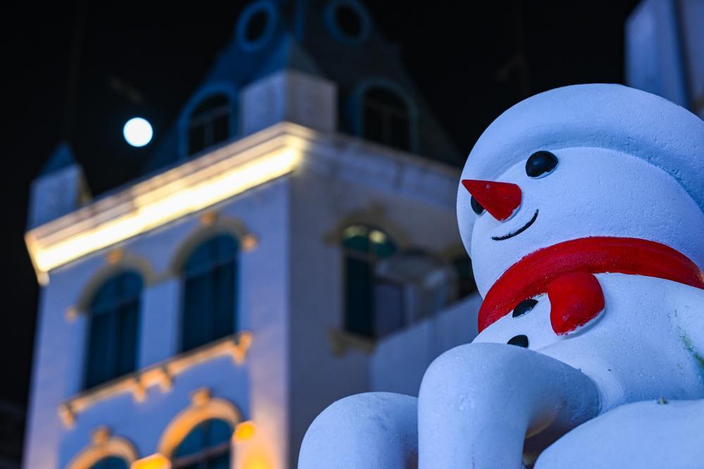 ↑在哈尔滨中央大街步行街拍摄的月亮。新华社记者 王曦 摄