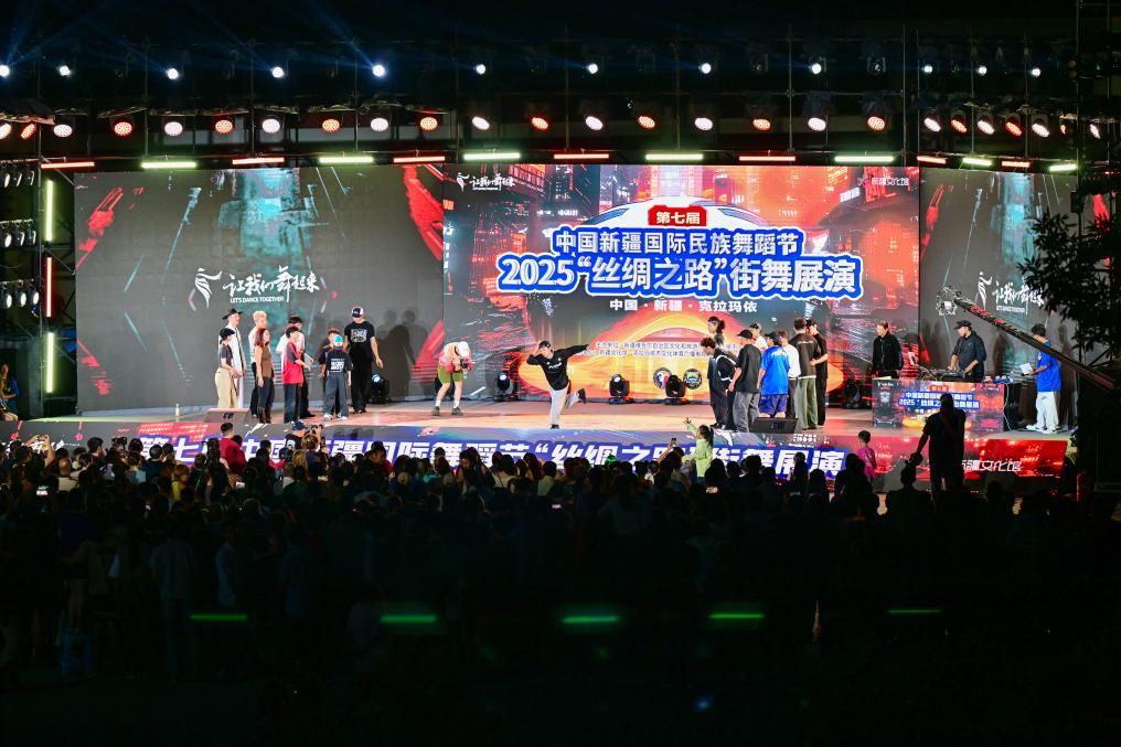 8月3日，在2025新疆“丝绸之路”街舞展演活动中，中外舞者斗舞展示。新华社记者丁磊 摄
