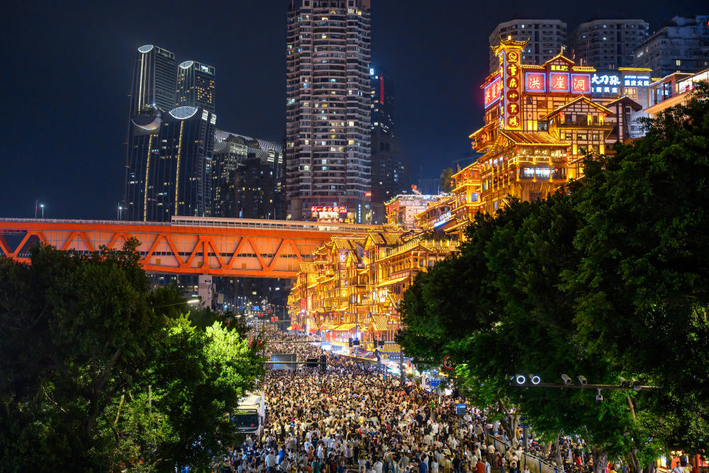 10月3日，游客在重庆市渝中区洪崖洞景区观光游玩。新华社发 郭旭 摄