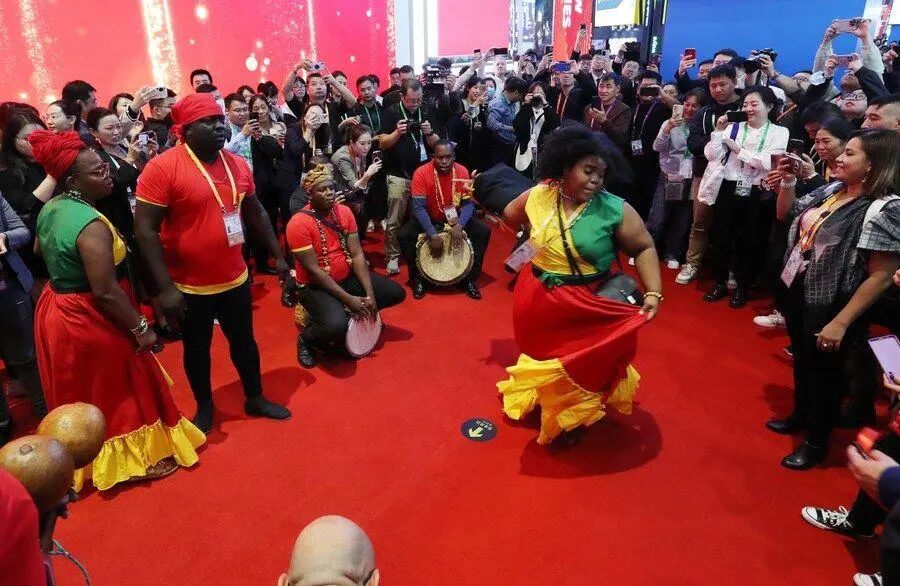 ◆2023年11月6日,来自第六届进博会国家展洪都拉斯展台的演职人员在现场进行文艺表演。(来源:新华社)