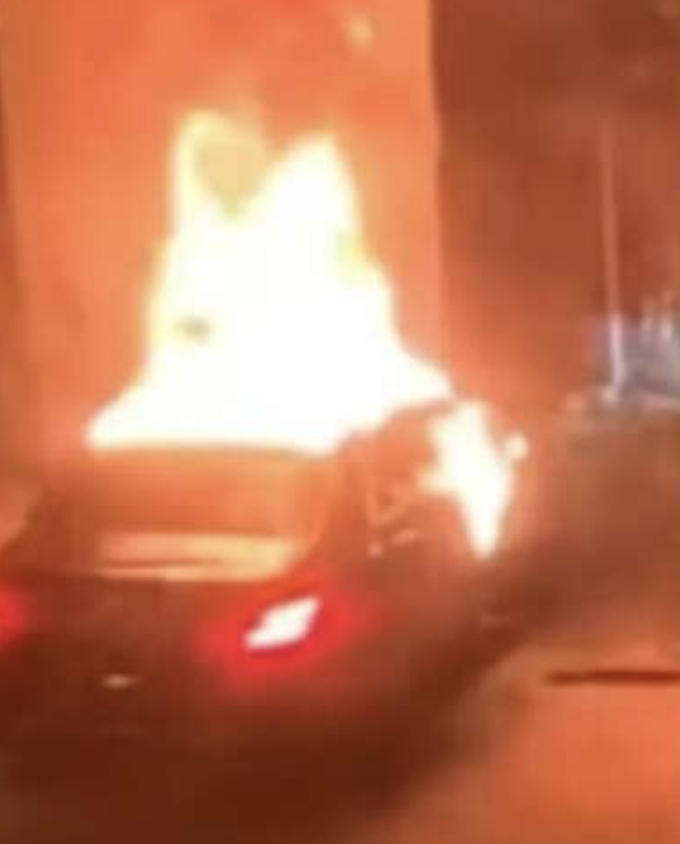 被烧毁的车是一辆挂着乌克兰牌照的黑色奔驰车