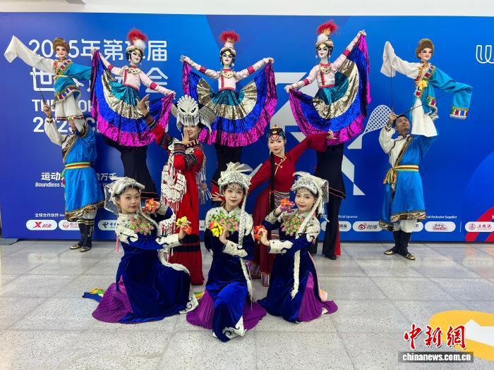 8月15日,《最炫民族风》木偶节目亮相成都世运会。(成都市非物质文化遗产保护中心木偶皮影剧团供图)