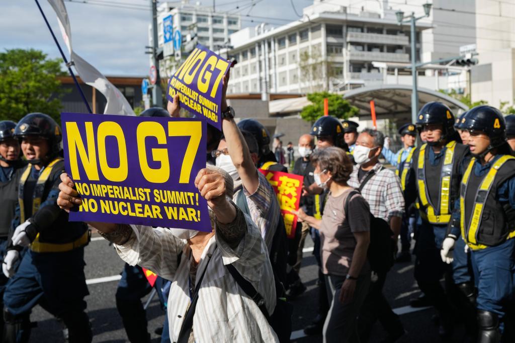 这张2023年5月20日的资料照片显示，民众在日本广岛参加游行反对七国集团峰会。新华社记者 张笑宇 摄