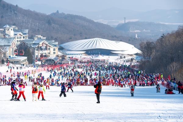 哈尔滨亚布力滑雪场热闹非凡。视觉中国供图