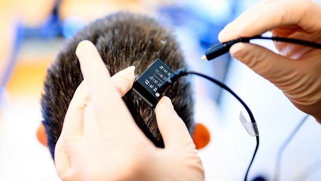 AI打破脑机接口延迟壁垒:瘫痪者“开口”仅需一秒