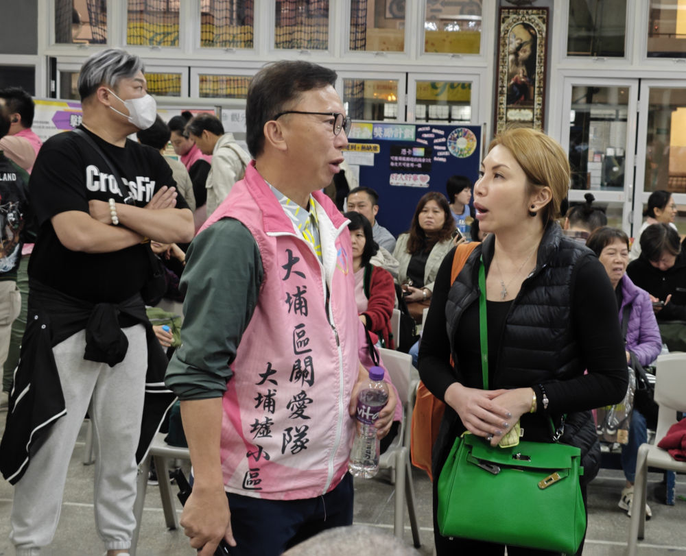 11月26日,关爱队在跨部门援助站展开工作。新华社记者 陈铎 摄