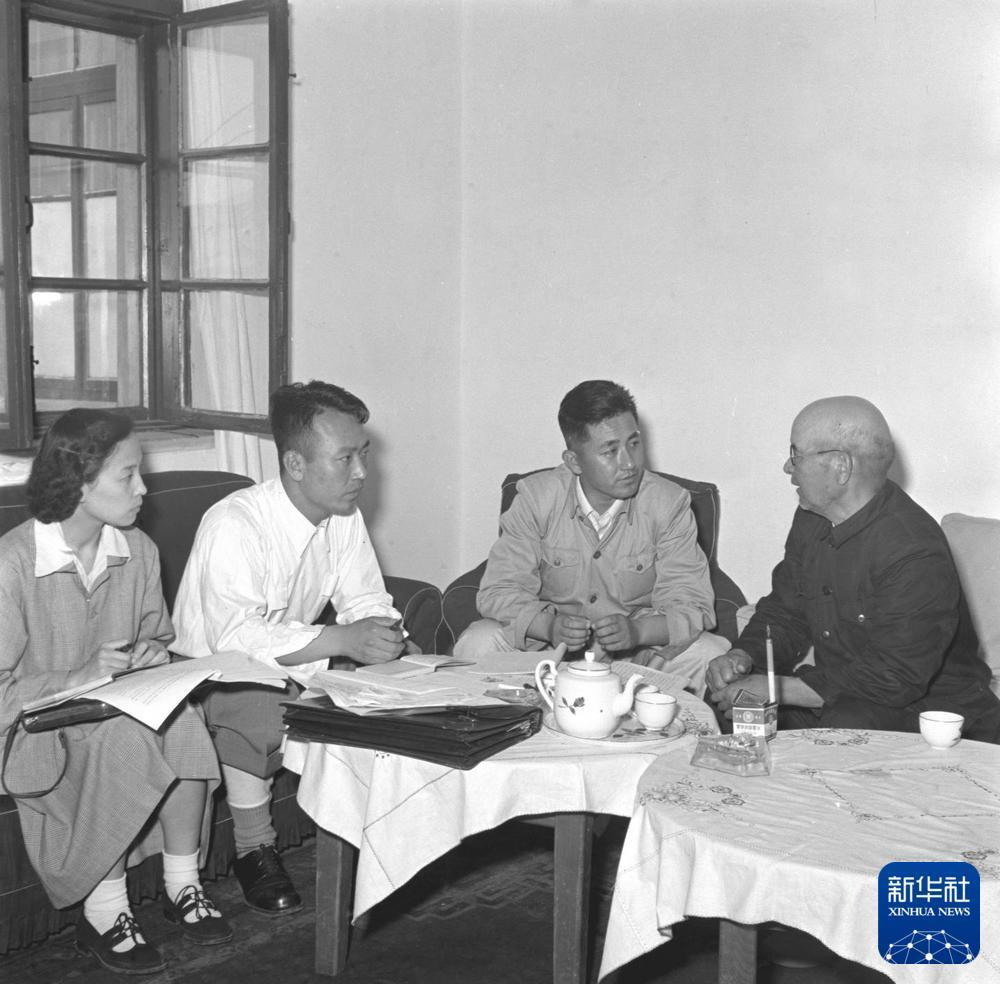 这是1956年，在最高人民法院特别军事法庭审判日本侵略中国战争中的战争犯罪分子过程中，辩护律师会见被告人柏叶勇一（右）。新华社记者 邹健东 摄