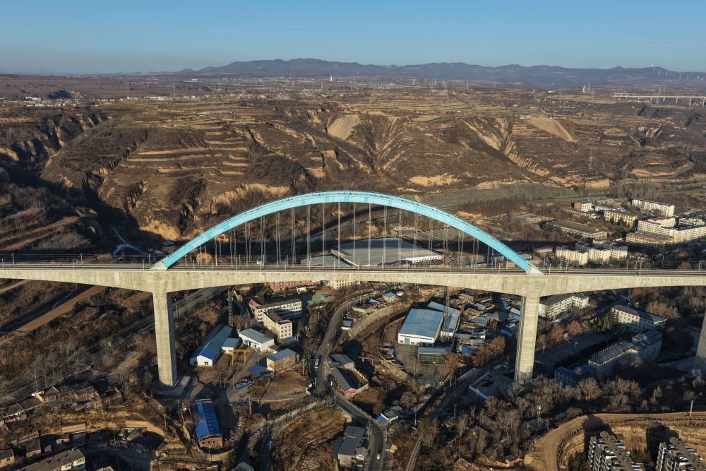 12月25日拍摄的西延高铁王家河特大桥(无人机照片)。新华社记者 邢广利 摄