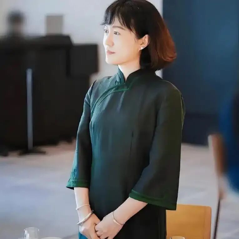 翁帆一袭素色青衣,素净优雅