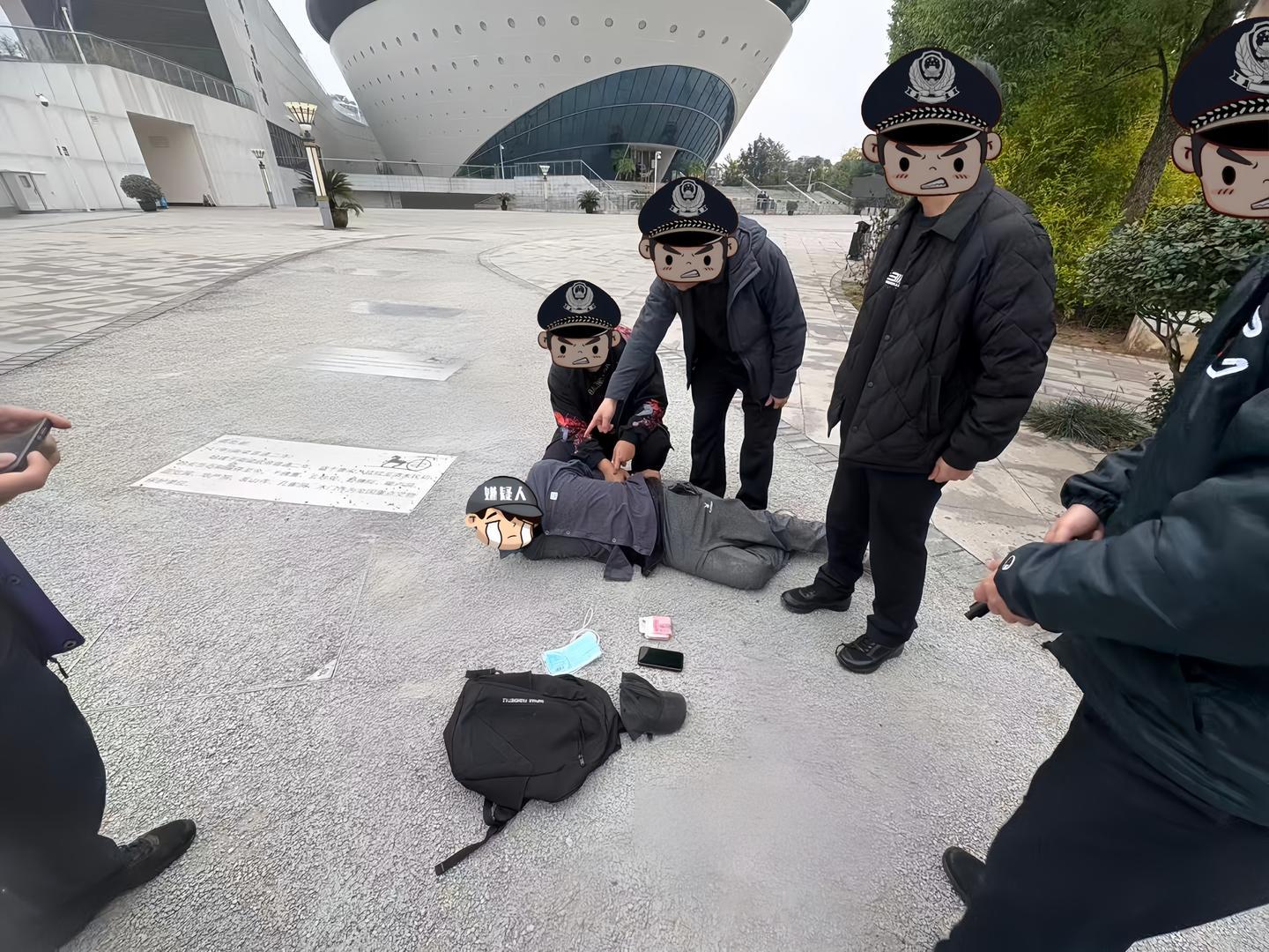 ▲民警将“车手”抓获 警方供图