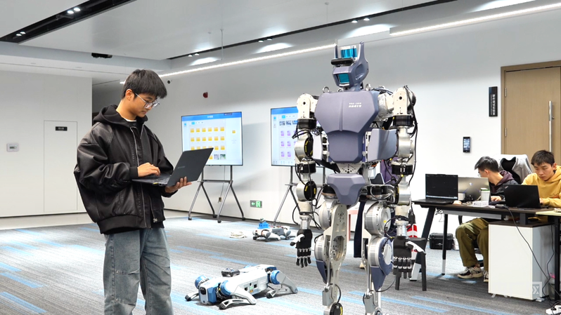 技术人员对人形机器人进行调试(央广网记者邓子依 摄)