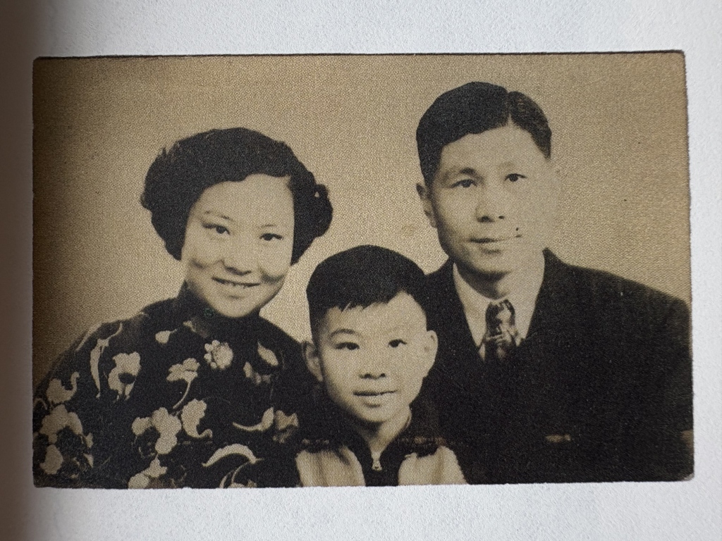 全家福,摄于1954年。翻拍自《一个中国远征军翻译官的爱情书简》