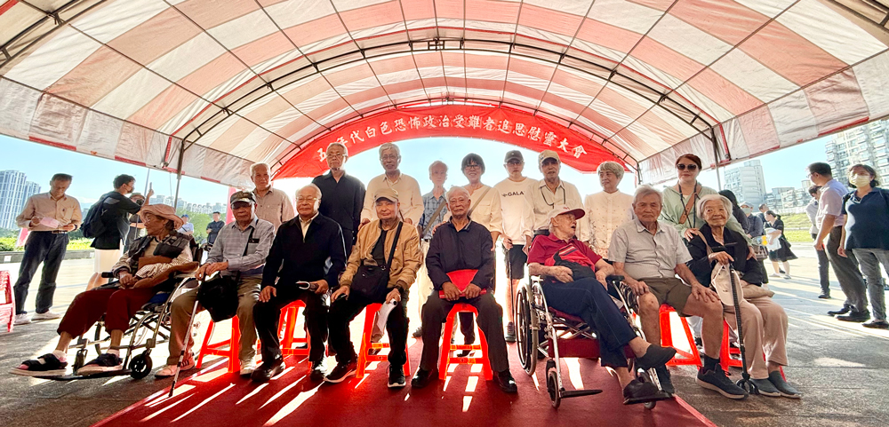 2025年,马场町秋祭,十几位1950年代“白色恐怖”受难者在现场唱《青春战斗曲》。第一排,右一为“邮电支部案”的周淑贞,右二为“台湾民主自治同盟案”的林金成,右四为“义民中学案”的范荣枝;第二排,右二为李苍降烈士在狱中出生的女儿李素慧,右三是参加抗美援朝为美军所俘后被遣送至台的赵英魁。