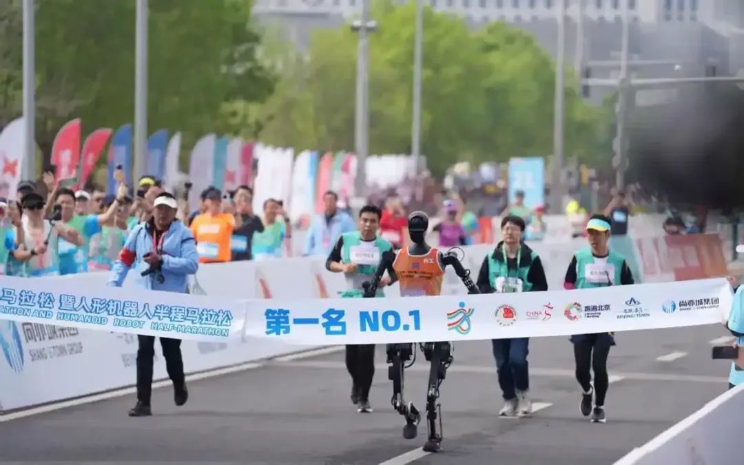 天工Ultra撞线瞬间。图片来自新京报，李木易摄