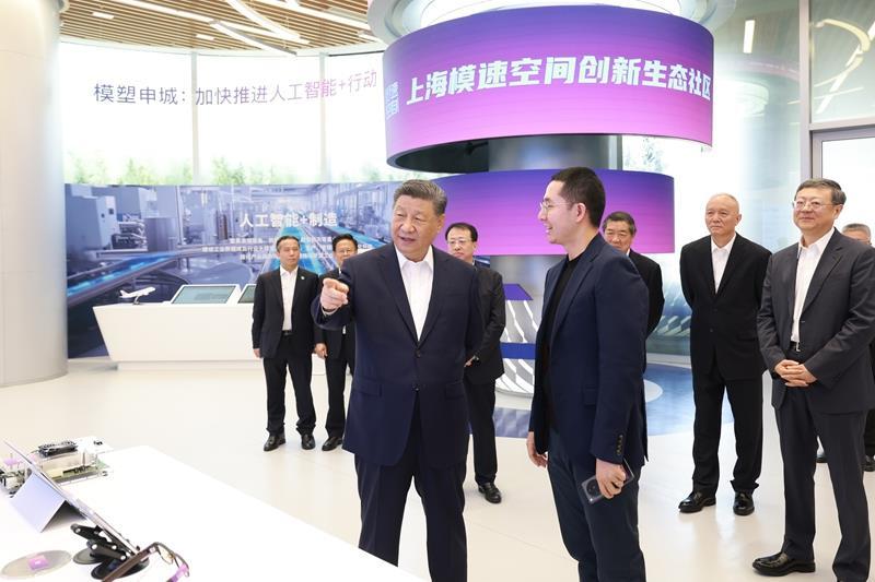 △2025年4月29日,，習(xí)近平總書記在上?！澳Ｋ倏臻g”大模型創(chuàng)新生態(tài)社區(qū)，察看大模型產(chǎn)品展示,。