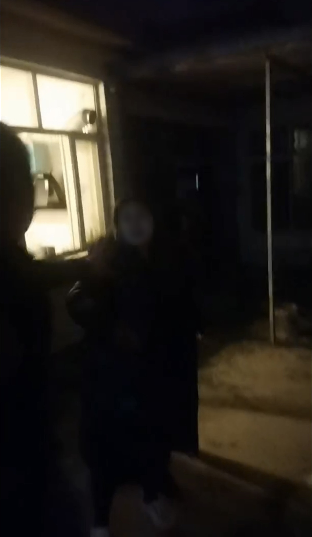 案发当晚,申红良女儿拍摄的视频,显示申红良伸手制止郭家人上前。受访者 供图